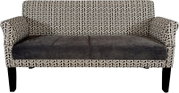 Zweisitzer-Sofa mit gemustertem Bezug in Beige/Schwarz, dunkelgrauer Sitzfläche, gepolsterten Armlehnen und schwarzen Holzfüßen, frontal von vorne fotografiert