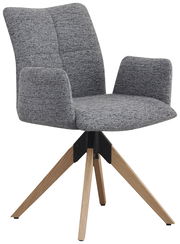 Grauer Armlehnstuhl mit gepolstertem Sitz und Rückenlehne, auf vier Holzbeinen, seitliche Perspektive