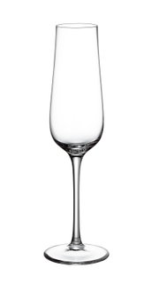 Elegantes Sektglas in Seitenansicht mit schlankem Stiel und klarer Form.