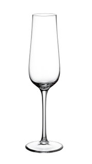 Elegantes Sektglas in Seitenansicht mit schlankem Stiel und klarer Form.