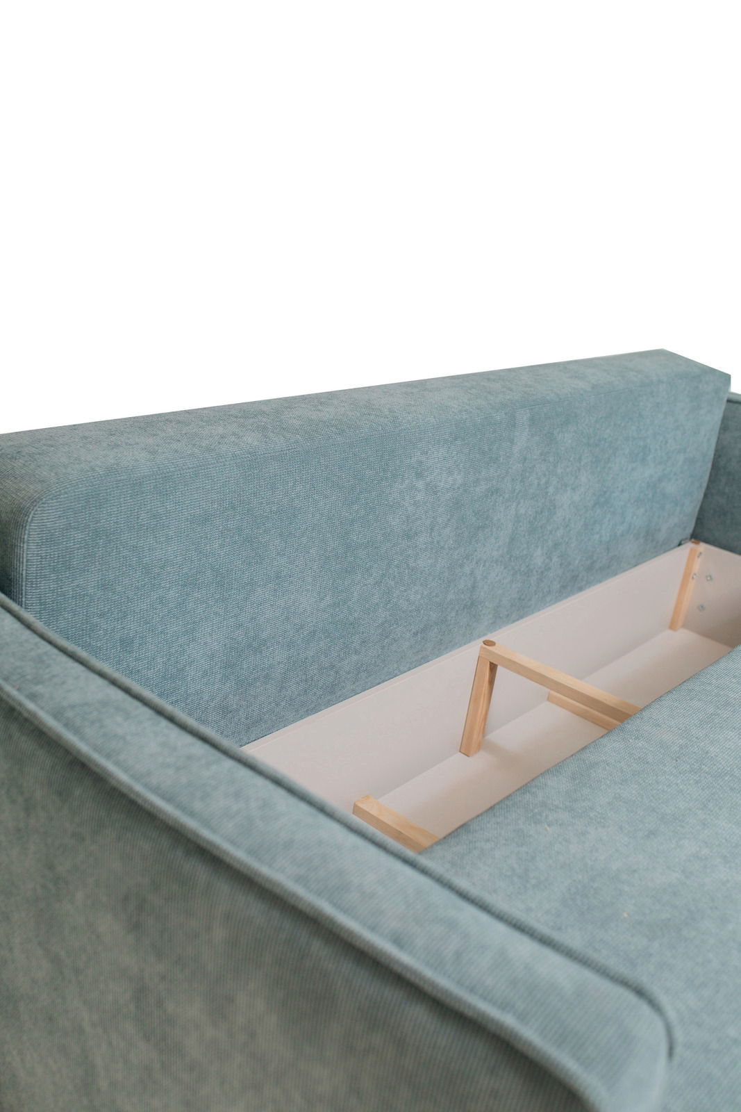 Rückansicht eines türkisfarbenen Funktionssofas mit geöffneter Stauraumfunktion.