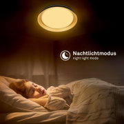 Ronde plafondlamp met warm, gedimd nachtlicht boven een slapend kind, vanuit zijaanzicht en licht van onderen gefotografeerd