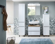 Modernes Badezimmermöbel-Set in Weiß mit Waschtischunterschrank und Holzoptik-Ablage, zwei Hochschränken und Spiegelschrank mit LED-Leuchte, frontal aus Augenhöhe fotografiert.