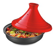 Rote Tajine Spring 28cm mit Deckel, gefüllt mit buntem Gemüse und Fleisch, seitliche Perspektive