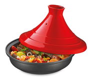 Rote Tajine Spring 28cm mit Deckel, gefüllt mit buntem Gemüse und Fleisch, seitliche Perspektive