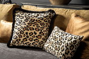 Zwei Dekokissen mit Leopardenmuster auf einem Sofa, fotografiert aus einer seitlichen Perspektive.