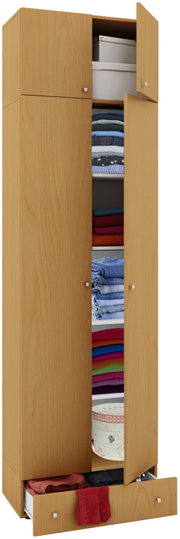 Geöffneter Kleiderschrank in heller Holzoptik mit vier Türen und ausziehbarer Schublade, innen mit Regalböden und gefalteter Kleidung; frontale Ansicht mit leicht seitlicher Perspektive