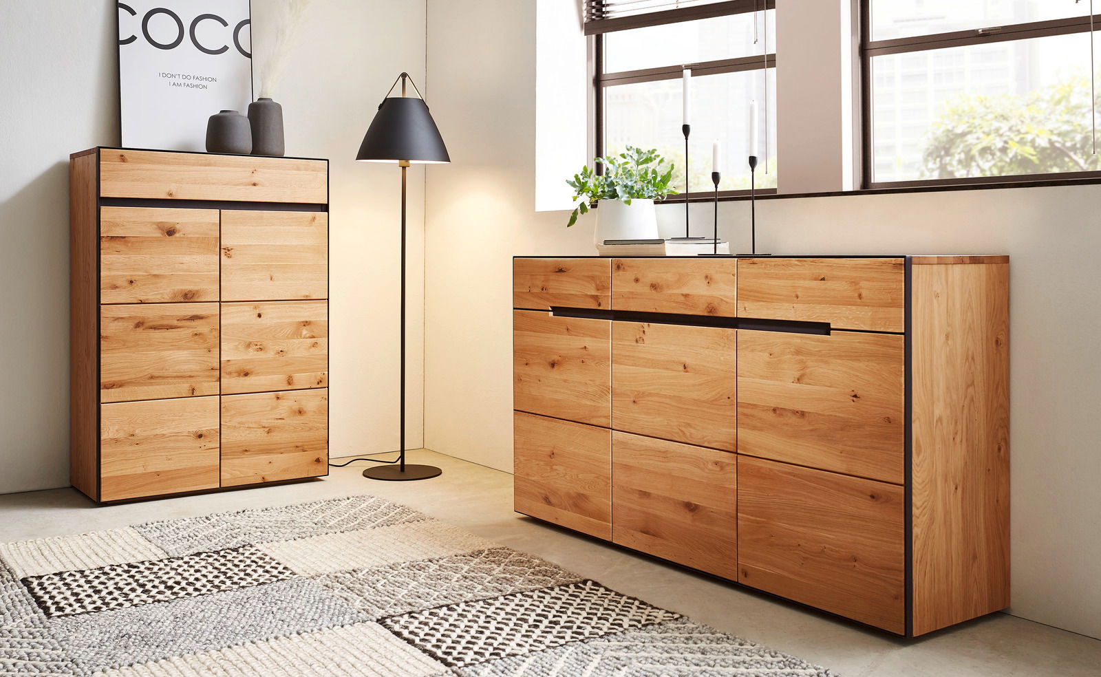 Linea Natura Hochkommode KELIO MAX Hochkommode aus Holz in einem modernen Wohnzimmer, seitliche Perspektive