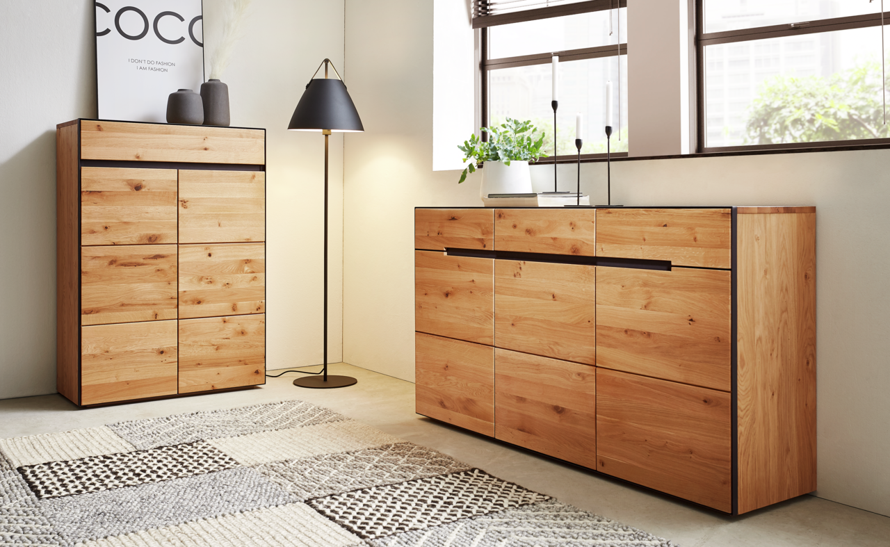 Hochkommode aus Holz in einem modernen Wohnzimmer, seitliche Perspektive
