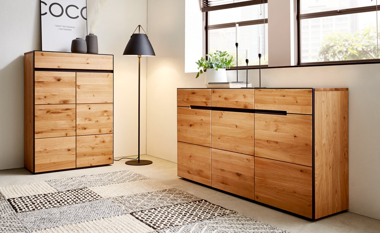 Hoge houten ladekast in een moderne woonkamer, zijaanzicht