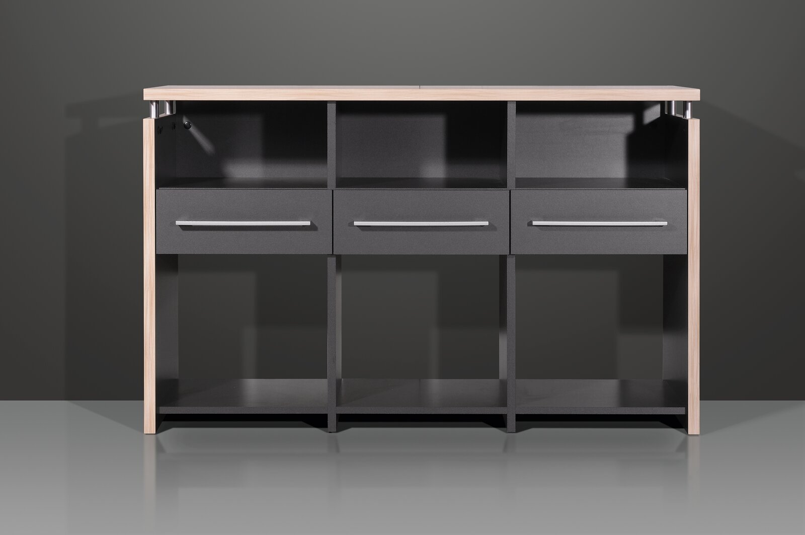 Moderner Kombitisch mit drei Schubladen und offenen Fächern, frontal betrachtet.