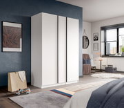 Weißer, moderner Kleiderschrank mit drei glatten Türen in einem Schlafzimmer, gezeigt in leichter Seitenansicht aus schräger Frontperspektive.