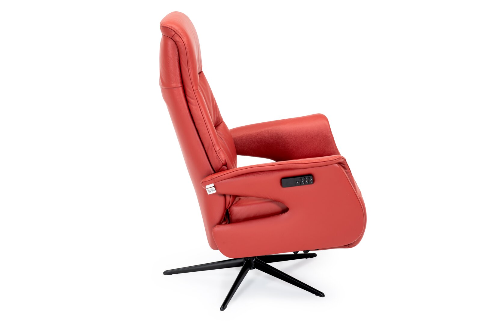 Zijaanzicht van een rode relaxfauteuil met een zwart draaipootje en ingebouwde bediening.