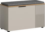 Sitzbank mit grauem Sitzkissen, Holzdetails und geriffelter Front, seitliche Perspektive