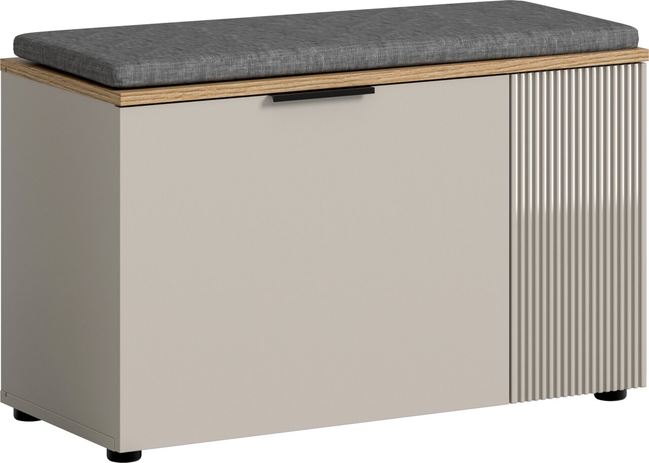 Sitzbank mit grauem Sitzkissen, Holzdetails und geriffelter Front, seitliche Perspektive