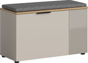 Sitzbank mit grauem Sitzkissen, Holzdetails und geriffelter Front, seitliche Perspektive