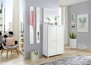 Modernes Garderoben-Set in einem hellen Raum mit Stadtblick, bestehend aus einem weißen Schrank und zwei Wandpaneelen mit Haken, aus der Frontalperspektive.
