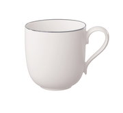 Weißer Kaffeebecher mit elegantem Henkel, seitliche Perspektive