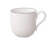 Weißer Kaffeebecher mit elegantem Henkel, seitliche Perspektive