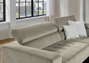 Beiges Cord-Ecksofa mit verstellbaren Rückenlehnen und hellen Kissen in modernem Wohnzimmer, schräg von vorne links fotografiert.