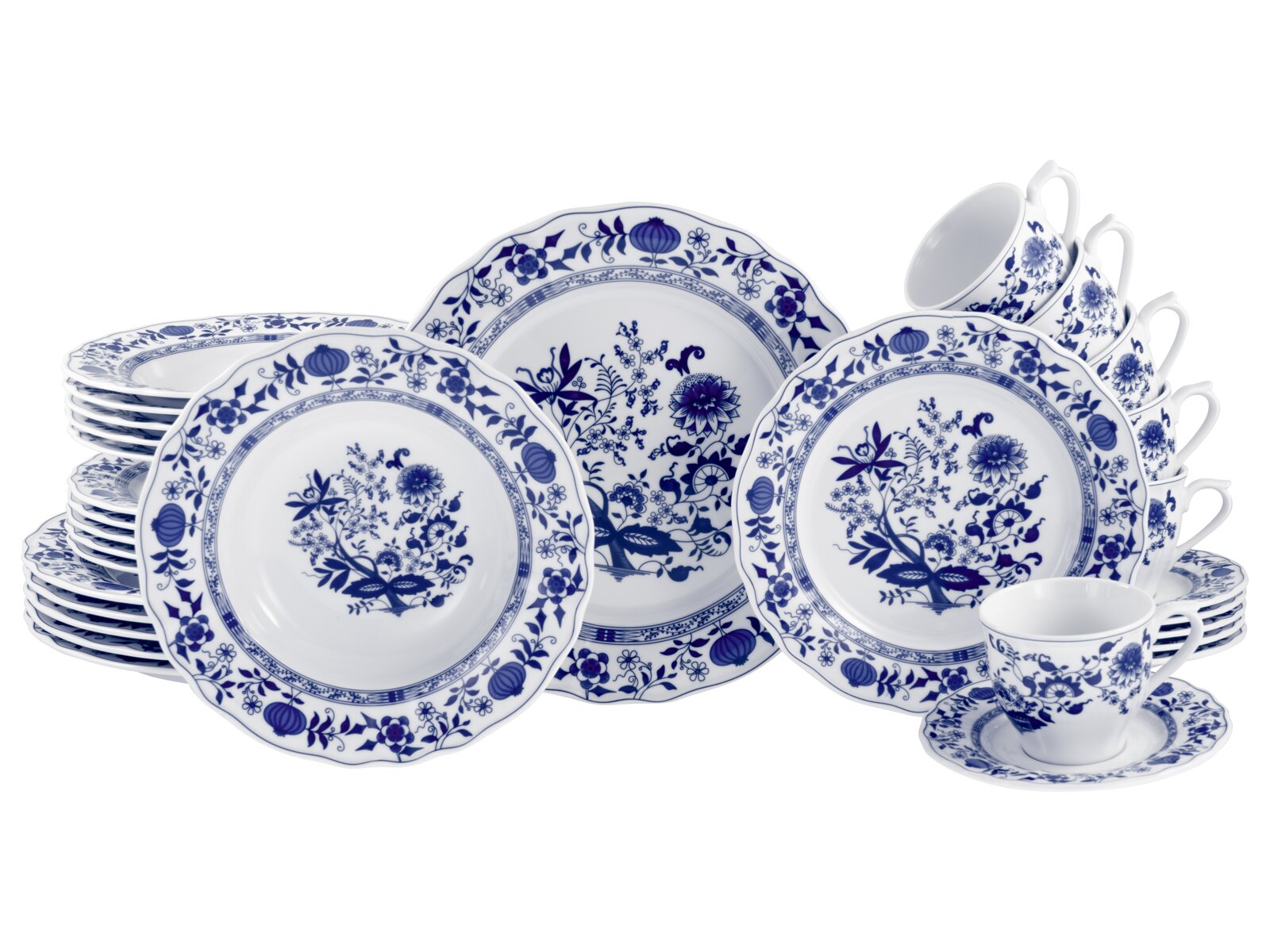 Blau-weißes Porzellan-Geschirrset mit floralen Dekoren, bestehend aus Tellern, Tassen und Untertassen, freigestellt auf weißem Hintergrund, Ansicht schräg von vorn.