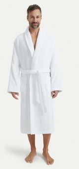 Mann in weißem Bademantel mit Schalkragen, Vorderansicht