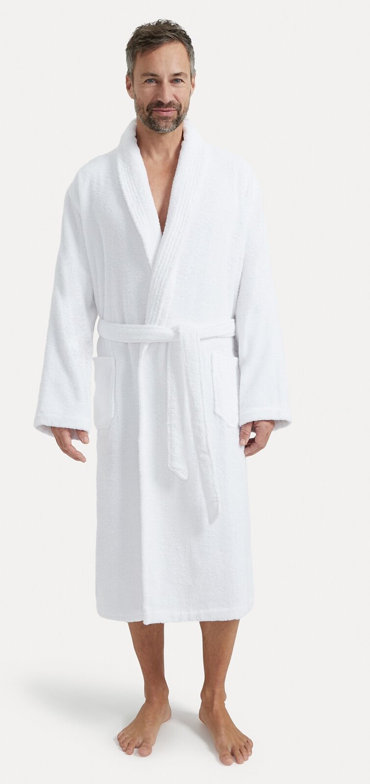 Mann in weißem Bademantel mit Schalkragen, Vorderansicht