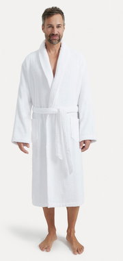 Mann in weißem Bademantel mit Schalkragen, Vorderansicht