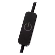 Schwarzer Inline-Ein-/Ausschalter am Kabel mit Power-Symbol, Nahaufnahme in schräger Draufsicht vor weißem Hintergrund