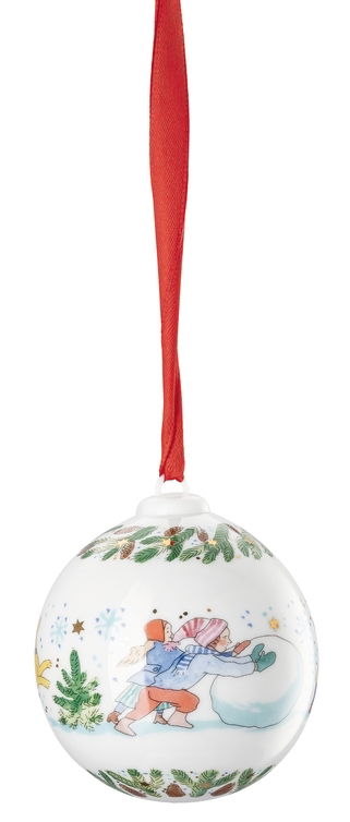 Hutschenreuther Weihnachtskugel 2025 Weihnachtskugel mit winterlichem Motiv von Kindern, die einen Schneemann bauen, mit rotem Band, frontal aufgenommen.