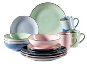 Pastellfarbenes Keramik-Geschirrset mit Tellern, Schalen und Tassen in Grün, Blau und Rosa mit feinem Rand, Studioaufnahme in leicht schräger Frontansicht auf weißem Hintergrund
