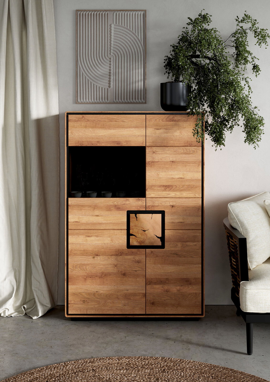 Frontale Ansicht eines modernen Highboards aus hellem Holz mit schwarzem Akzentfach und quadratischem Griffdetail, dekoriert mit Pflanze und Wandbild im minimalistischen Wohnraum.