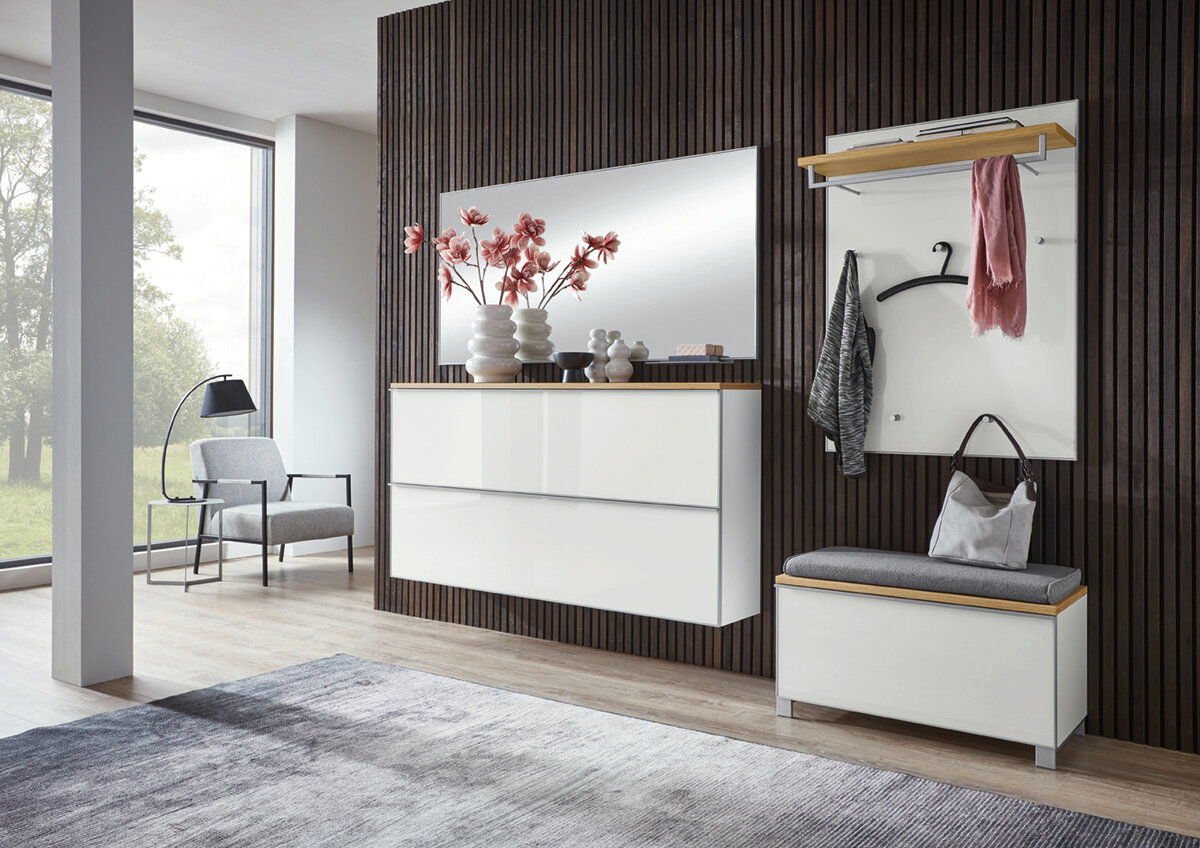 VOSS Garderobenbank VORTINA Moderne Garderobeneinrichtung mit weißem Hängeschuhschrank, Spiegel und Garderobenbank in einem stilvollen Raum mit Holzverkleidung, seitliche Perspektive.