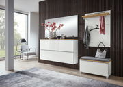 Moderne Garderobeneinrichtung mit weißem Hängeschuhschrank, Spiegel und Garderobenbank in einem stilvollen Raum mit Holzverkleidung, seitliche Perspektive.