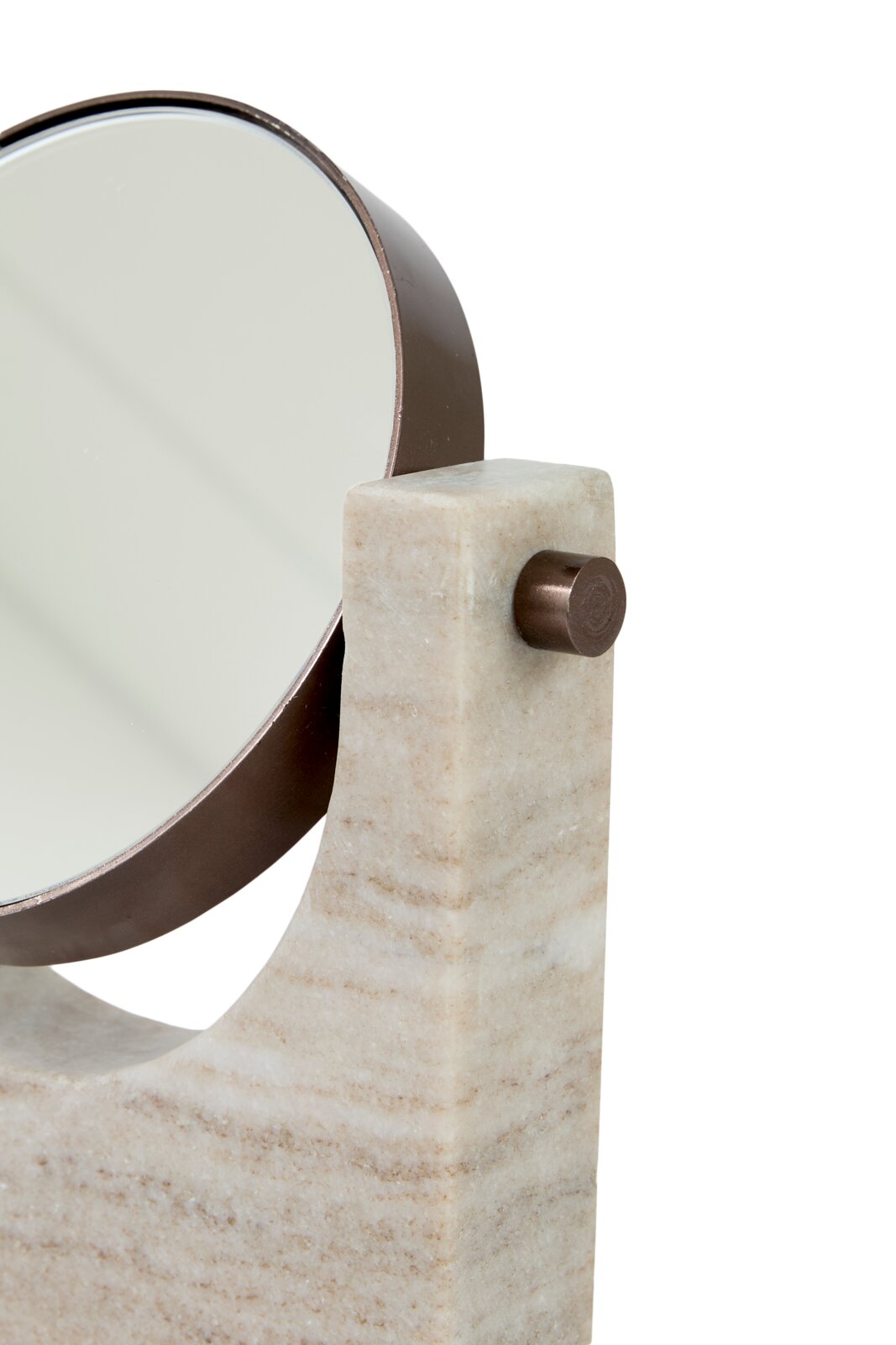 Nahaufnahme eines runden, schwenkbaren Tischspiegels mit bronzefarbenem Metallrahmen und hellem Natursteinsockel, frontal aus leicht seitlicher Perspektive