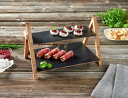 Zweistöckige Etagere aus Schiefer mit Holzgestell, von vorne fotografiert, dekoriert mit Vorspeisen.