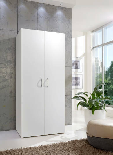 Weißer Mehrzweckschrank in modernem Raum, frontal fotografiert, mit zwei Türen und eleganten Griffen, umgeben von Pflanzen und natürlichem Licht.