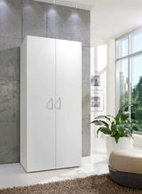 Weißer Mehrzweckschrank in modernem Raum, frontal fotografiert, mit zwei Türen und eleganten Griffen, umgeben von Pflanzen und natürlichem Licht.