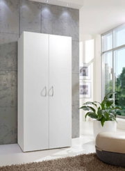 Weißer Mehrzweckschrank in modernem Raum, frontal fotografiert, mit zwei Türen und eleganten Griffen, umgeben von Pflanzen und natürlichem Licht.