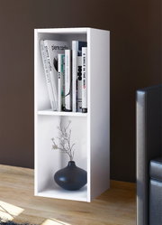 Weißes, schmales Standregal mit zwei offenen Fächern, oben mit Büchern und unten mit schwarzer Vase dekoriert, in leicht schräger Frontansicht im Wohnzimmer.