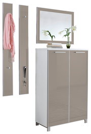 Garderoben-Set bestehend aus einem hohen Schrank mit zwei Türen, zwei Wandpaneelen mit Haken und einem großen Spiegel, frontal betrachtet.
