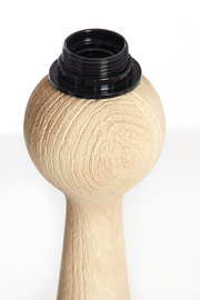 Nahaufnahme eines Lampenfußes aus Holz mit schwarzer Fassung, seitliche Perspektive.