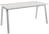Moderner Schreibtisch mit weißer Tischplatte und schrägen Metallbeinen, seitliche Perspektive