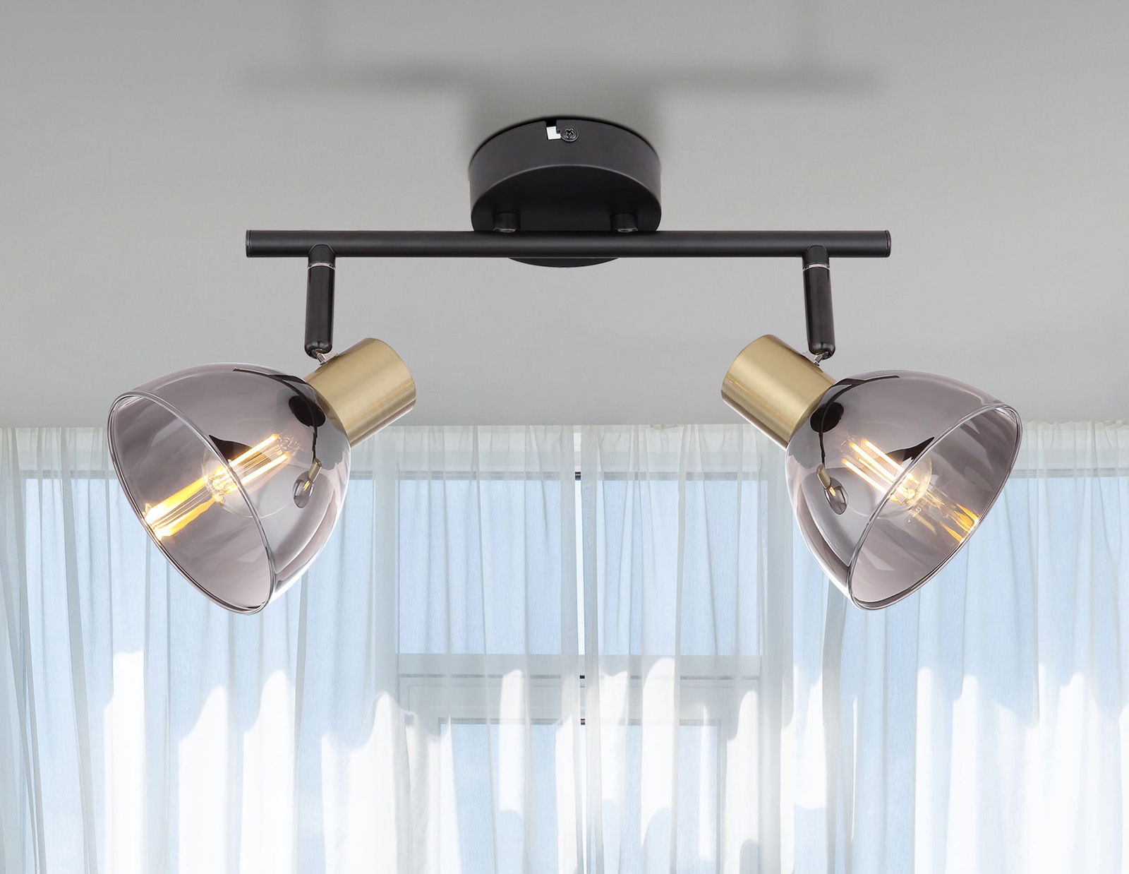 Zweiflammiger Strahler aus Metall in Schwarz mit goldenen Akzenten, Deckenmontage, seitliche Perspektive