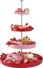 Etagère met vier verdiepingen in rood en roze met metalen staaf, gevuld met donuts, macarons, wafels, ijs en bessen; vooraanzicht.