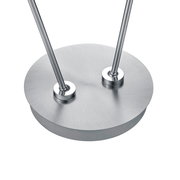 Nahaufnahme der Basis einer LED-Stehleuchte aus gebürstetem Metall mit zwei schlanken Stangen.