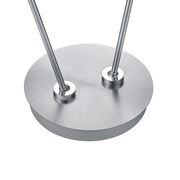 Nahaufnahme der Basis einer LED-Stehleuchte aus gebürstetem Metall mit zwei schlanken Stangen.