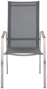 Frontansicht eines modernen Gartensessels mit grauem Netzgewebe und Armlehnen aus Holz.