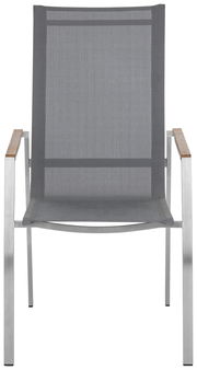 Frontansicht eines modernen Gartensessels mit grauem Netzgewebe und Armlehnen aus Holz.