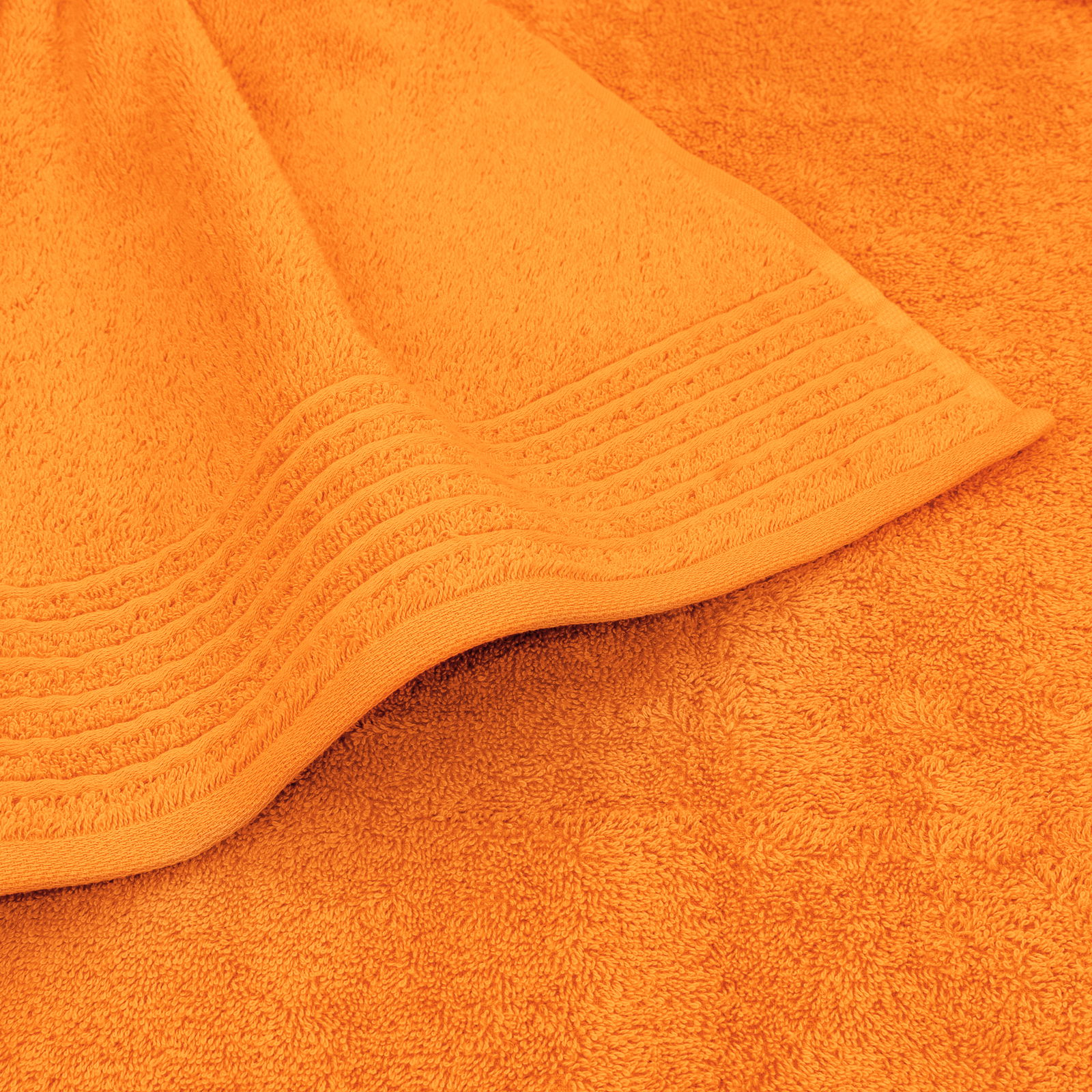 Nahaufnahme eines orangefarbenen Handtuchs mit dekorativen Streifen, von oben betrachtet.